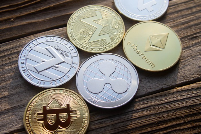 硬币金比特币虚拟加密货币铸币比特币站在米色背景下用于全球加密货币和数字支付系统